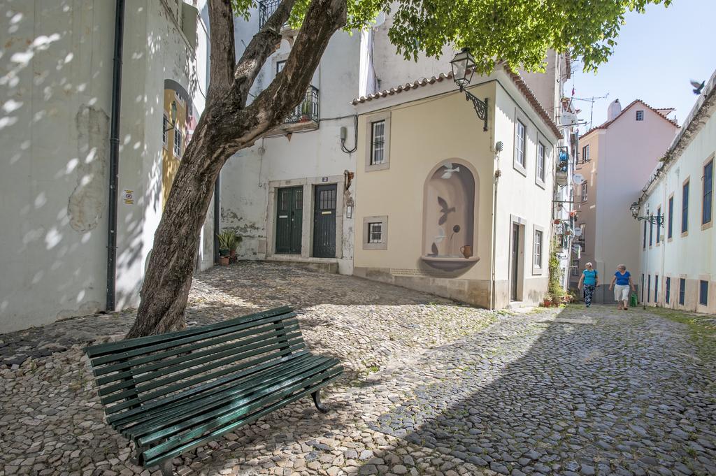 TRAVEL LIKE A LOCAL, ALFAMA! Deolinda Cosy Home&Amazing View Lisbona Esterno foto